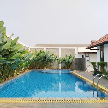 Dejati House Hotel Bekasi Exterior photo