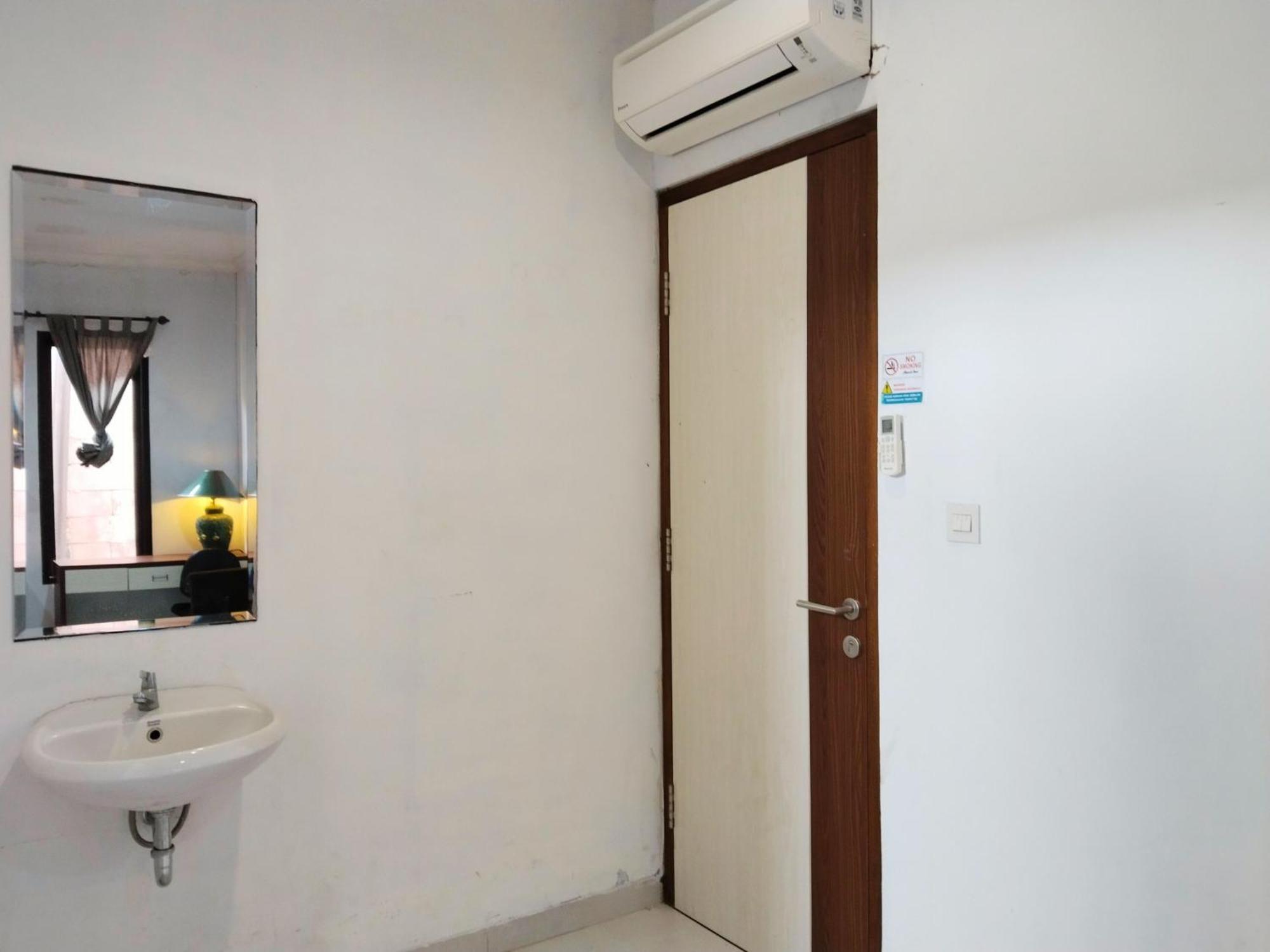 Dejati House Hotel Bekasi Exterior photo