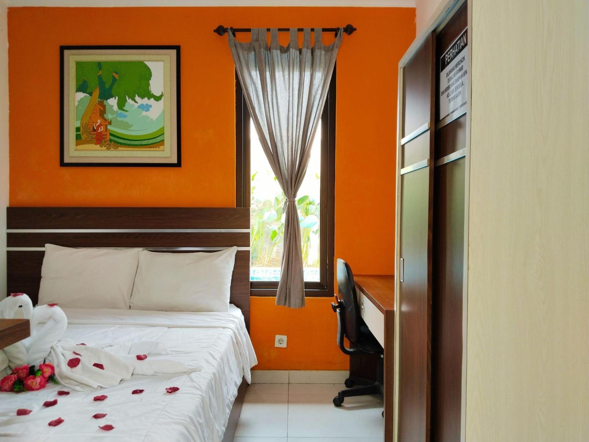 Dejati House Hotel Bekasi Exterior photo