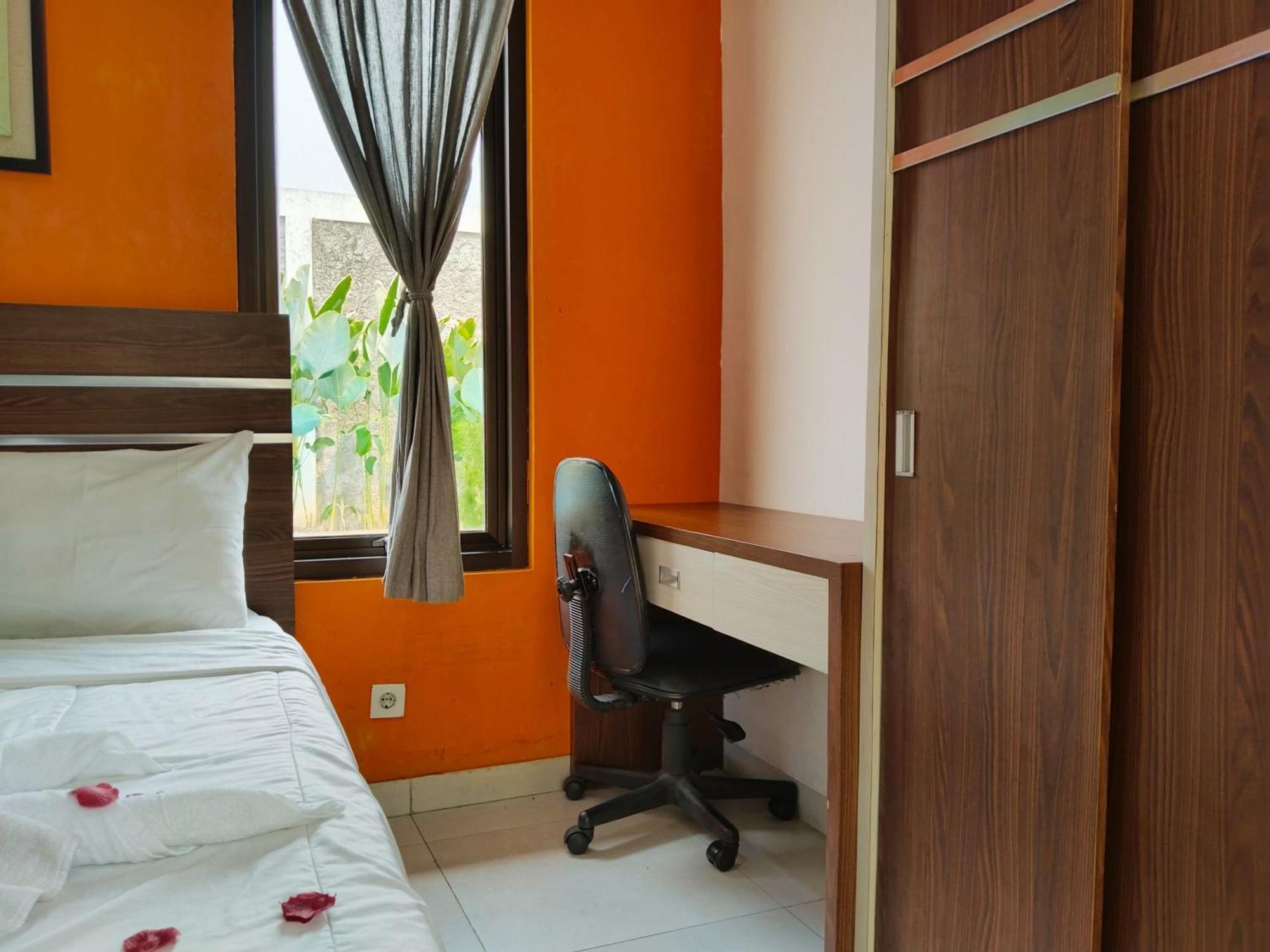 Dejati House Hotel Bekasi Exterior photo