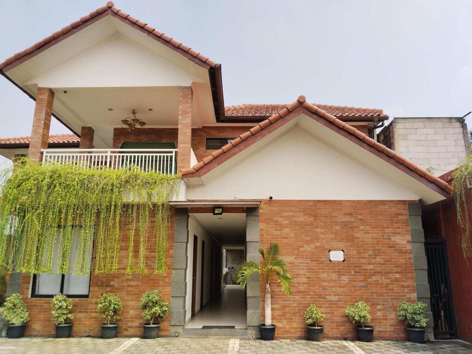 Dejati House Hotel Bekasi Exterior photo