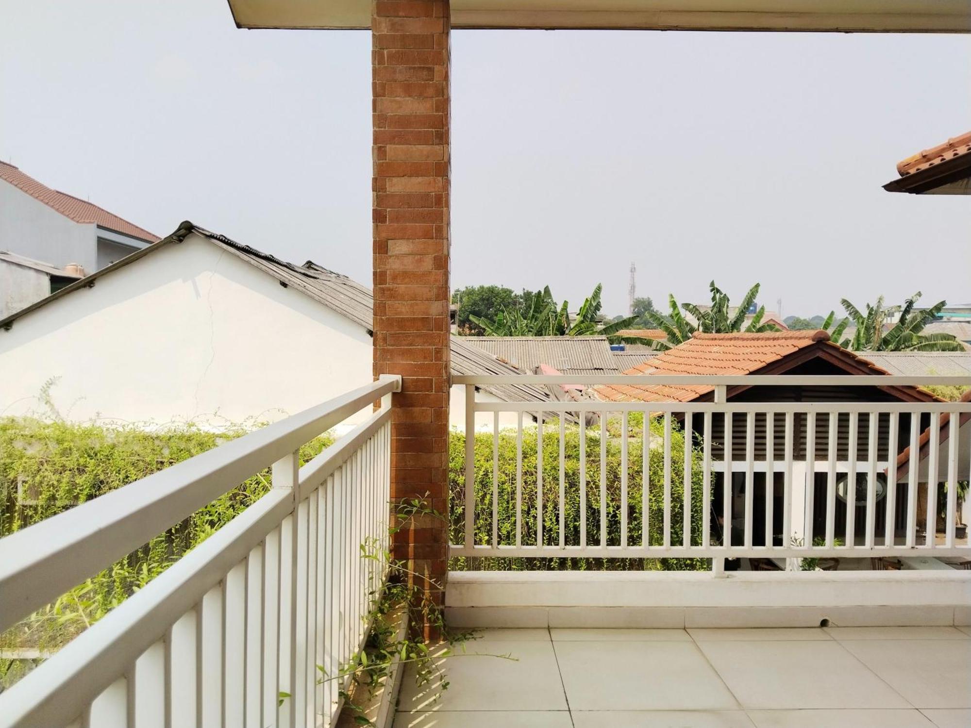Dejati House Hotel Bekasi Exterior photo