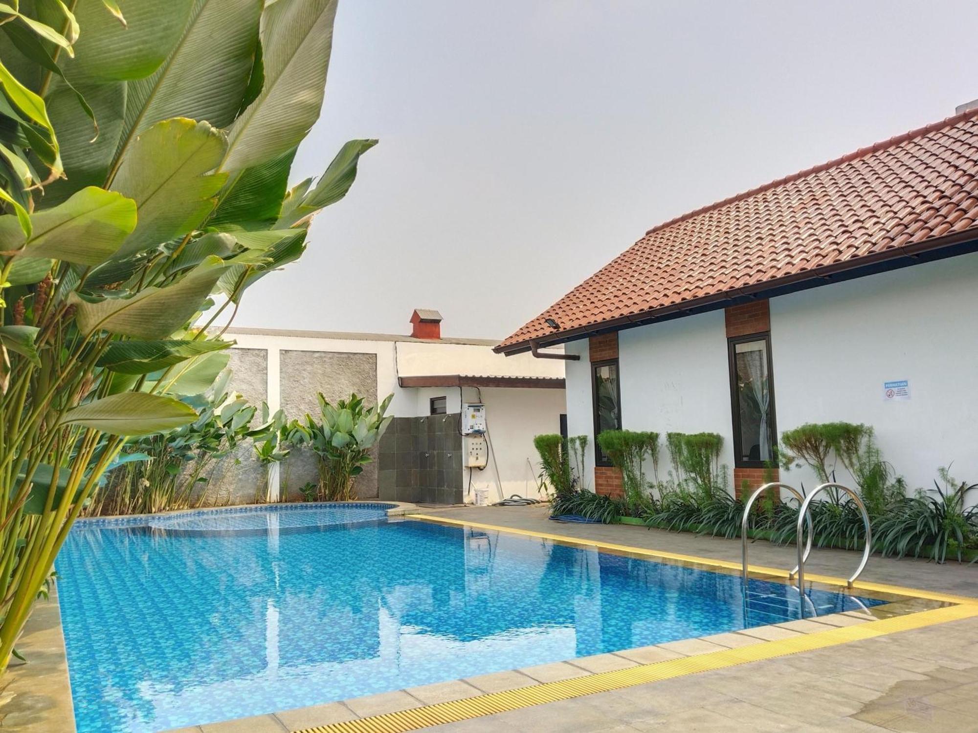 Dejati House Hotel Bekasi Exterior photo
