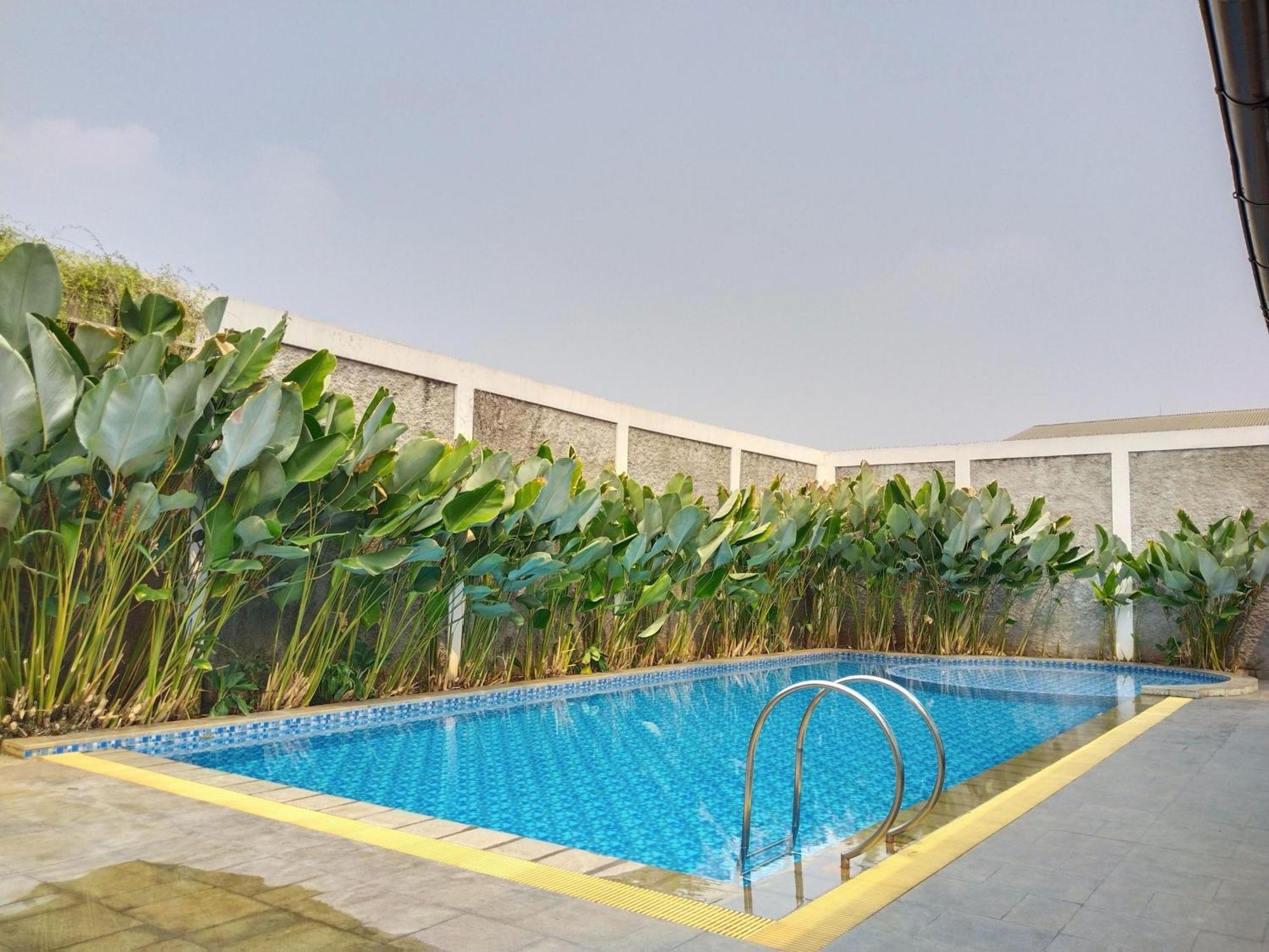 Dejati House Hotel Bekasi Exterior photo