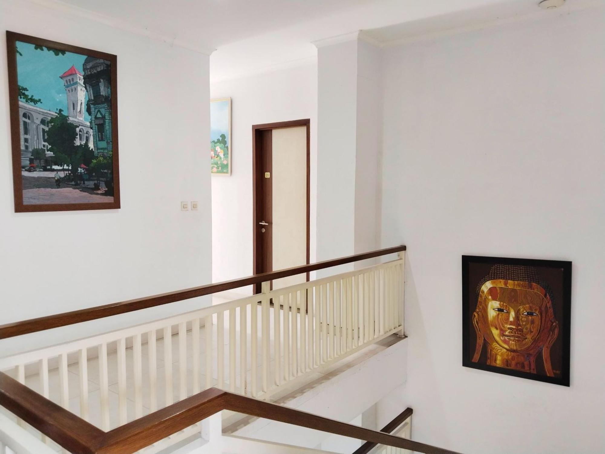Dejati House Hotel Bekasi Exterior photo