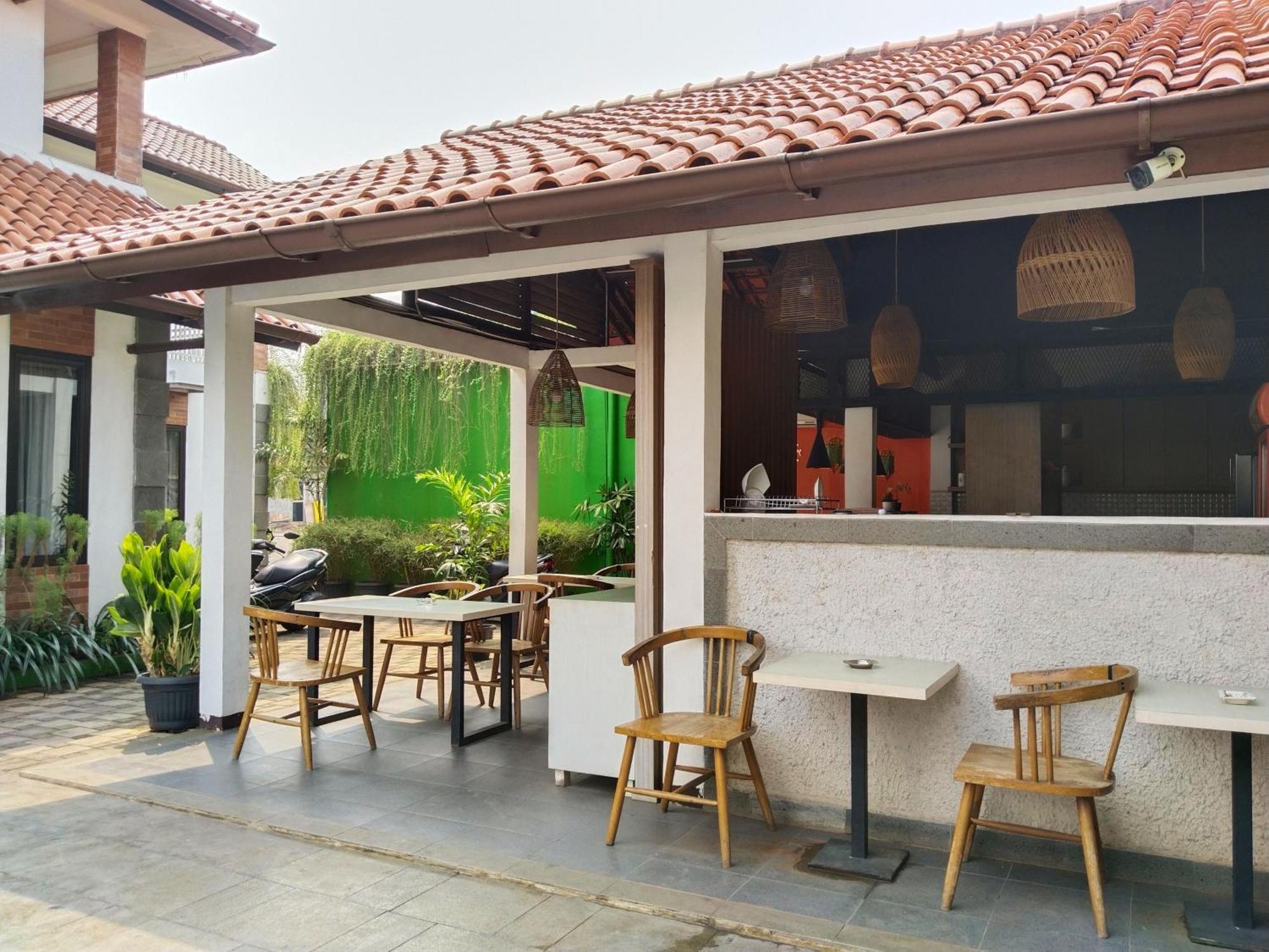 Dejati House Hotel Bekasi Exterior photo