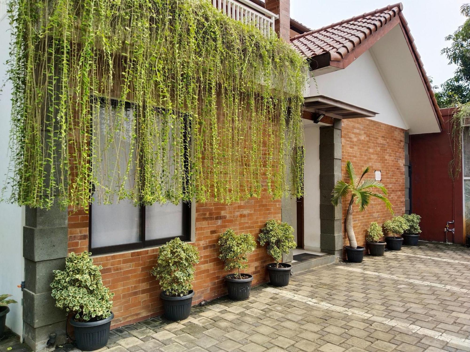 Dejati House Hotel Bekasi Exterior photo