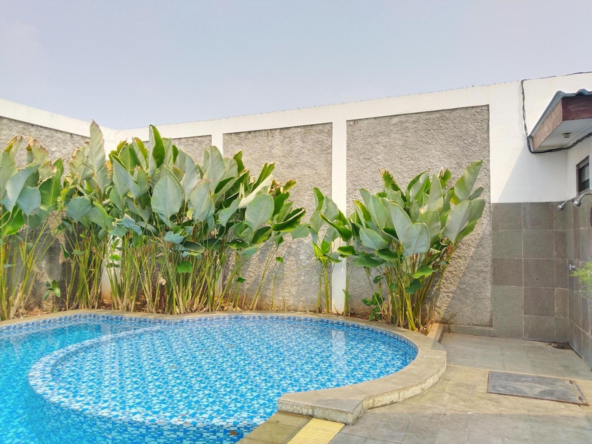 Dejati House Hotel Bekasi Exterior photo