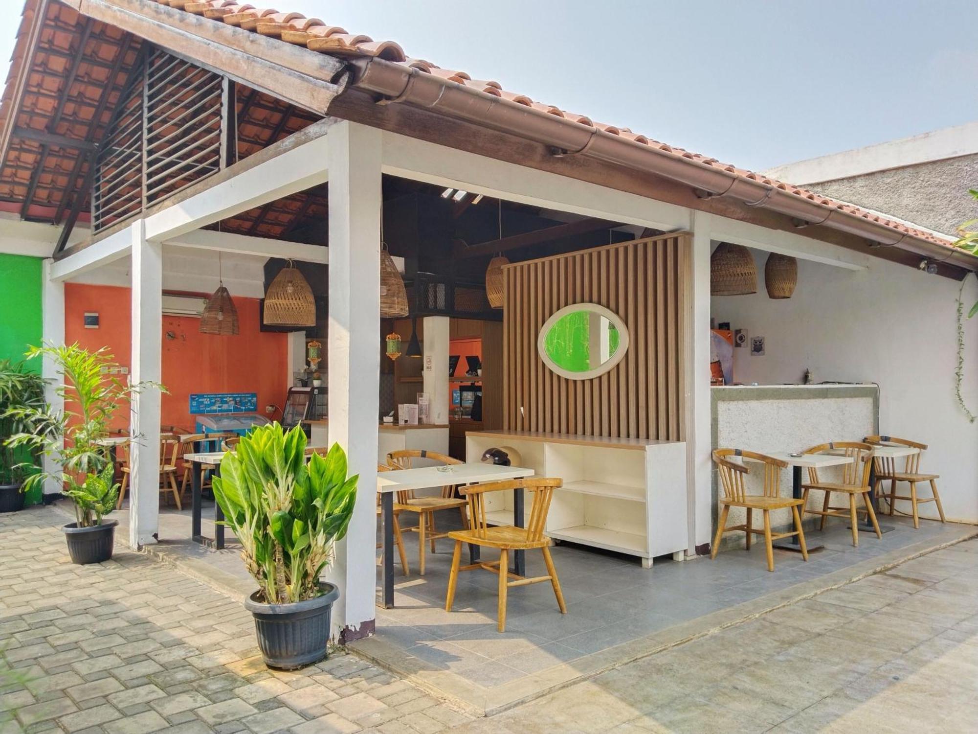 Dejati House Hotel Bekasi Exterior photo