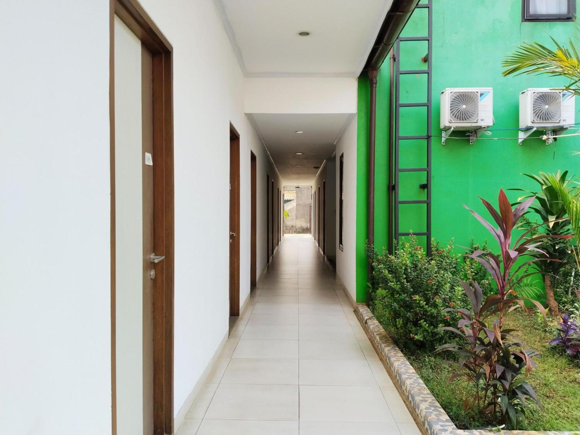 Dejati House Hotel Bekasi Exterior photo