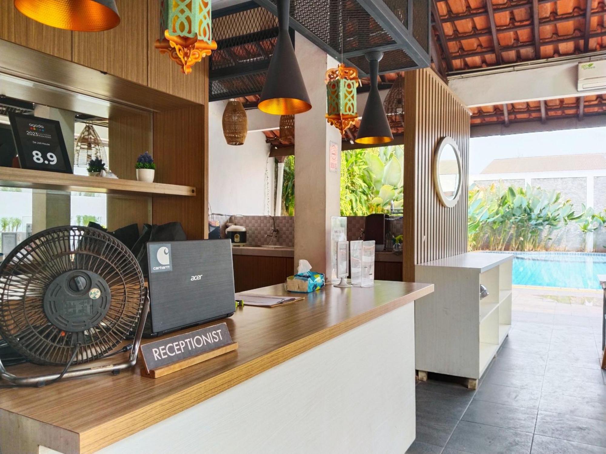 Dejati House Hotel Bekasi Exterior photo