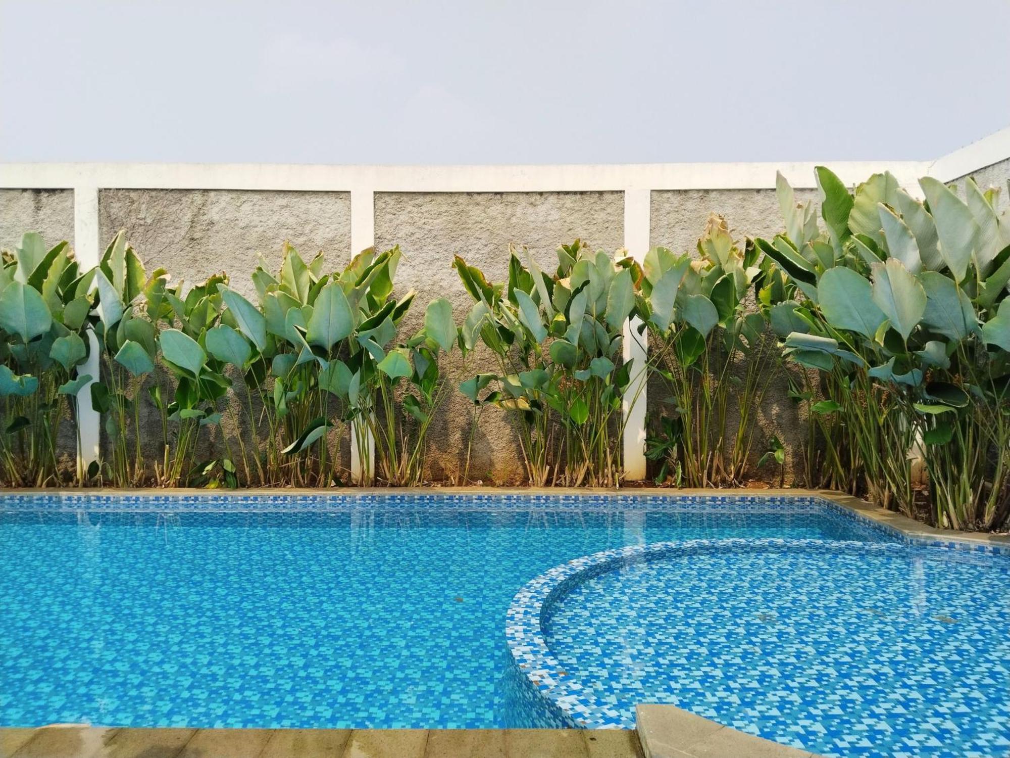 Dejati House Hotel Bekasi Exterior photo