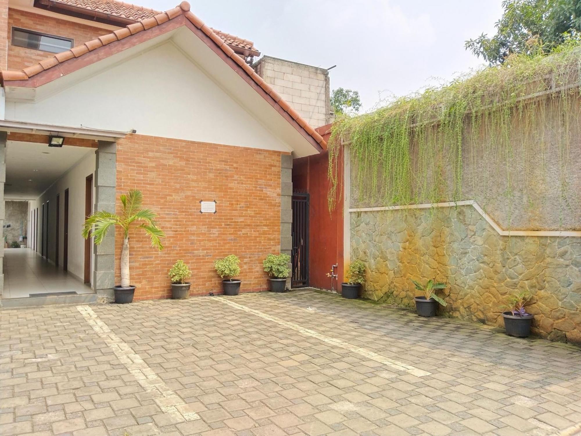 Dejati House Hotel Bekasi Exterior photo