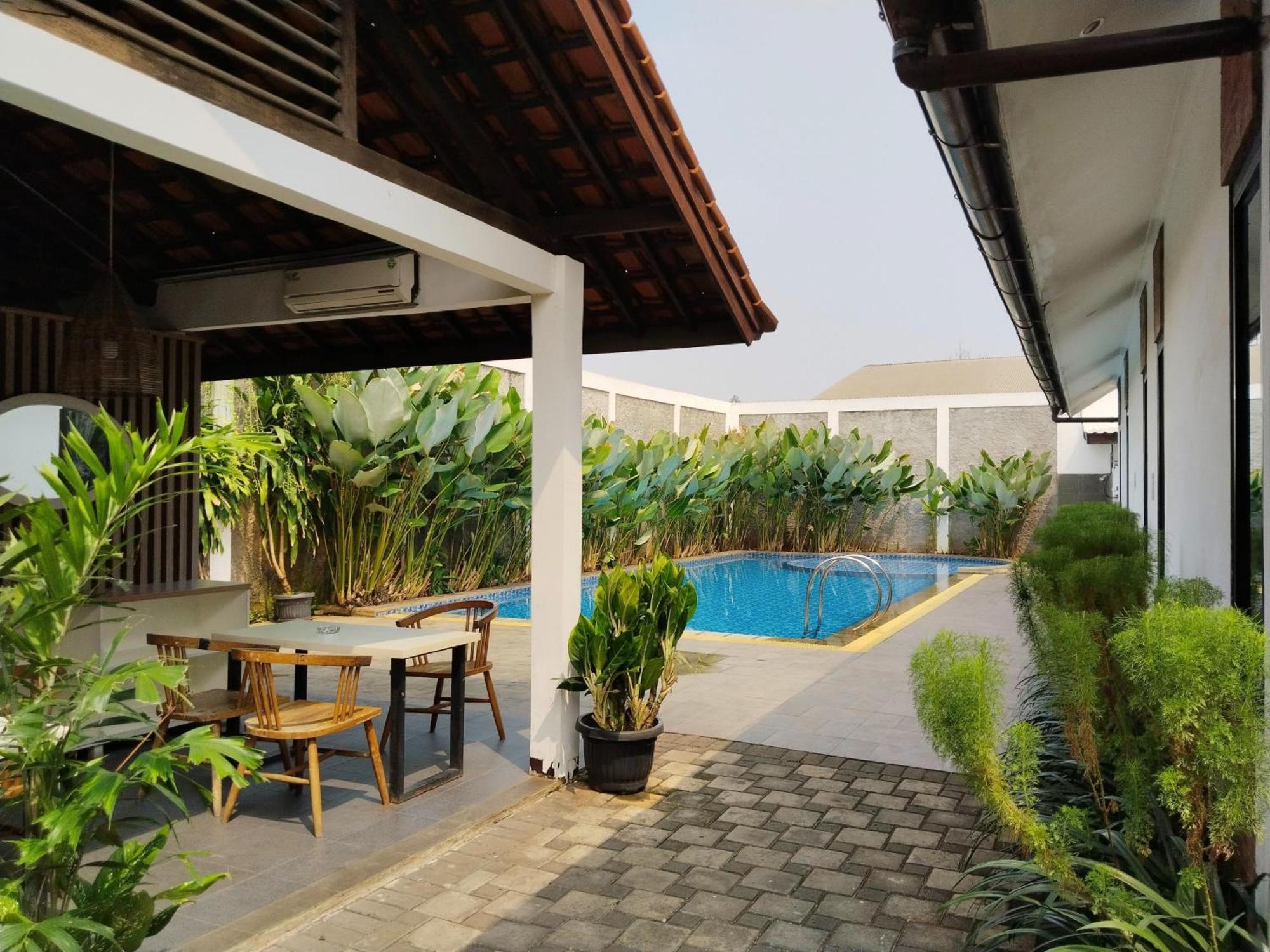 Dejati House Hotel Bekasi Exterior photo