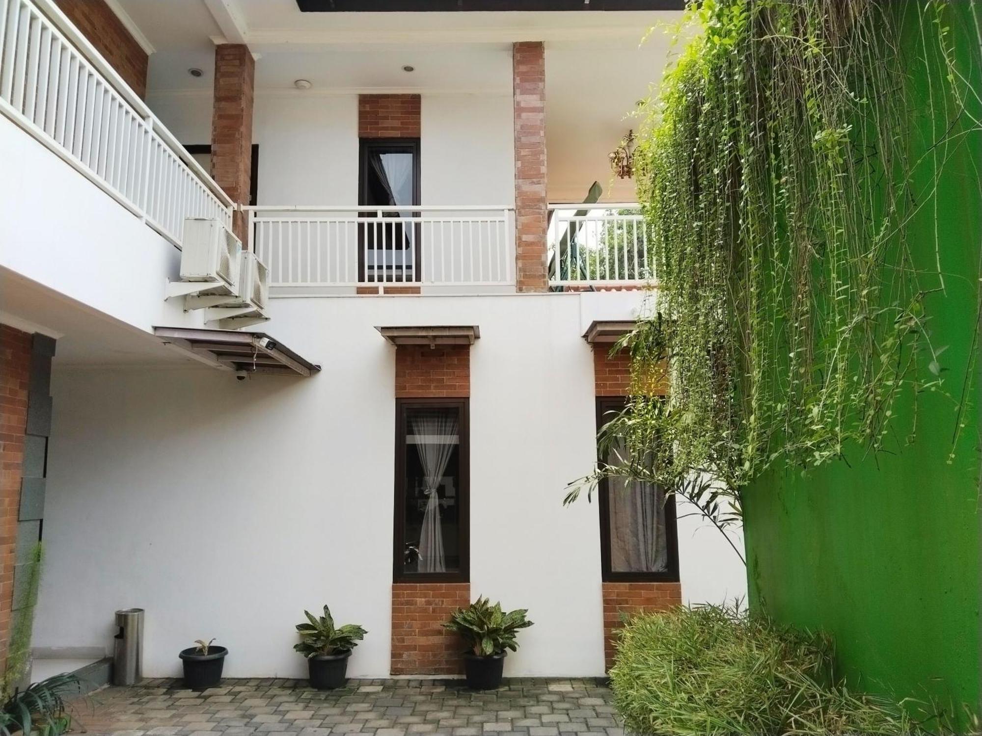 Dejati House Hotel Bekasi Exterior photo