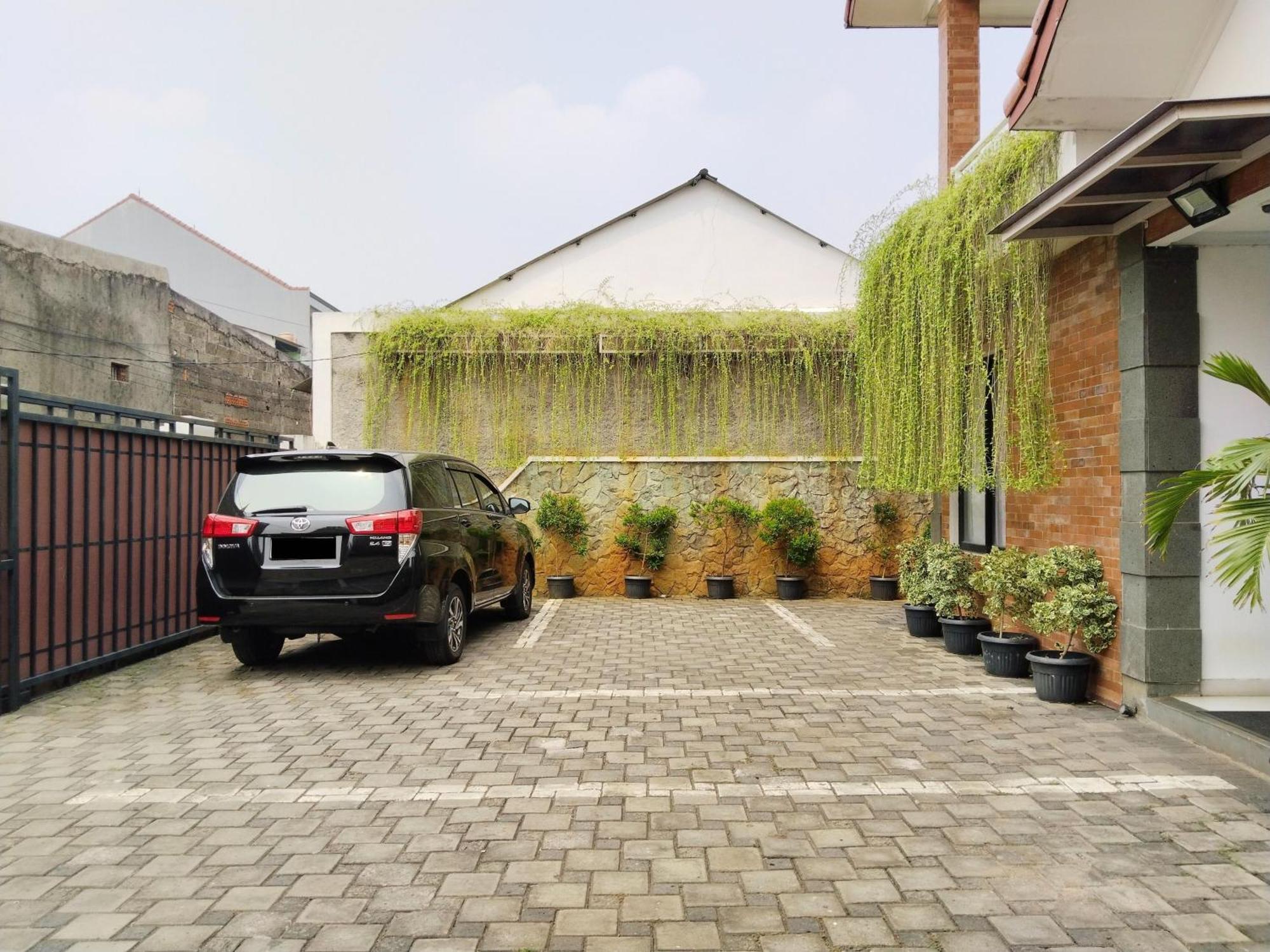 Dejati House Hotel Bekasi Exterior photo